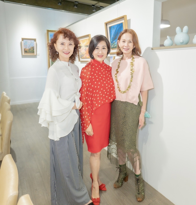 艺人邓美芳女士（左）艺人周円薇（右）画家石淑平（中）。(戴志扬翻摄)