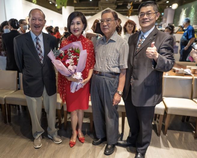 钟荣吉院长（左）画家石淑平（左2）陈金让议长（右2）太极艺术文化创办人周龙修（右）。(戴志扬翻摄)