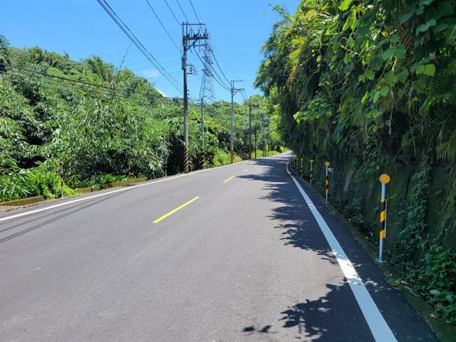 台南新化区、新市区东西向主要道路南138线、南168线及南177线因大型车辆出入频繁导致基底不平，台南市府一次性全面改善，照片为南168线。（工务局提供／李俊淇台南传真）