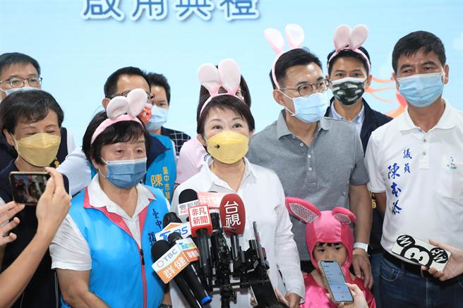 市长卢秀燕出席丰原转运中心启用典礼，针对谷关空气瓶话题，她请大家不要失焦。（陈淑娥摄）