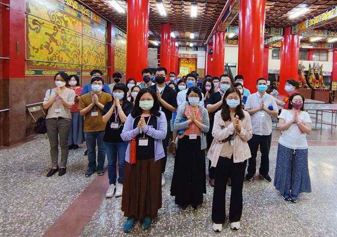 适婚优秀青年一起到嘉义市九华山地藏庵拜月老星君祈求好姻缘。（廖素慧摄）