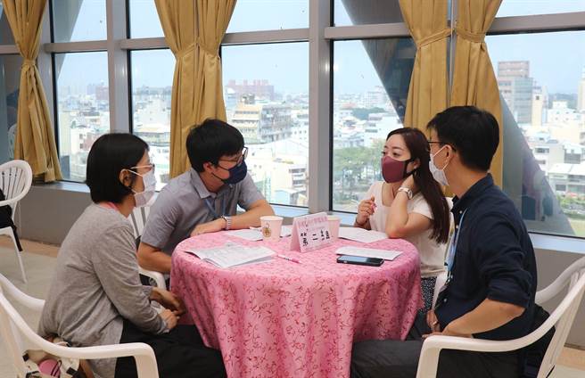 现场提供餐饮，参加的青年男女喝茶聊天联谊。（廖素慧摄）