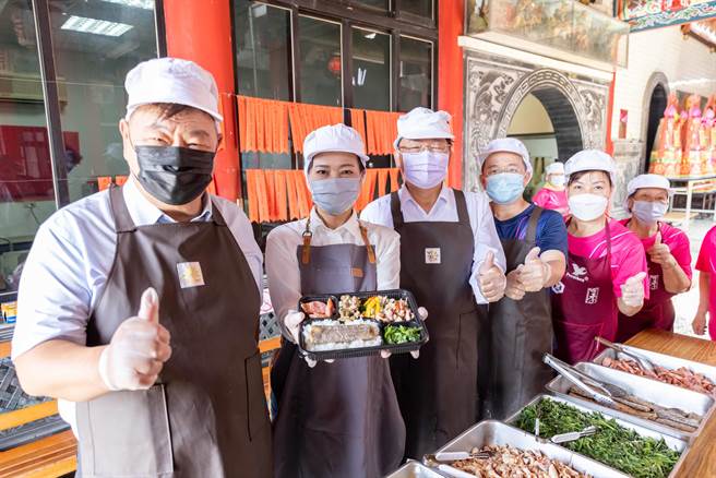 民进党新竹市长参选人沈慧虹（左2）9日亲自为独居长辈打菜、送餐，她批评高虹安、林耕仁用高标准检视林智坚，但两人在林耕仁抄袭案上就髮夹弯，坐实蓝白合的说法，令人遗憾。（王惠慧摄）