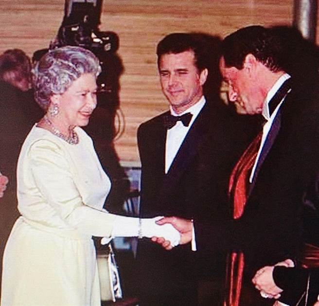 席維斯史特龍在IG上發布與女王握手的舊照悼念。（摘自席維斯史特龍IG）