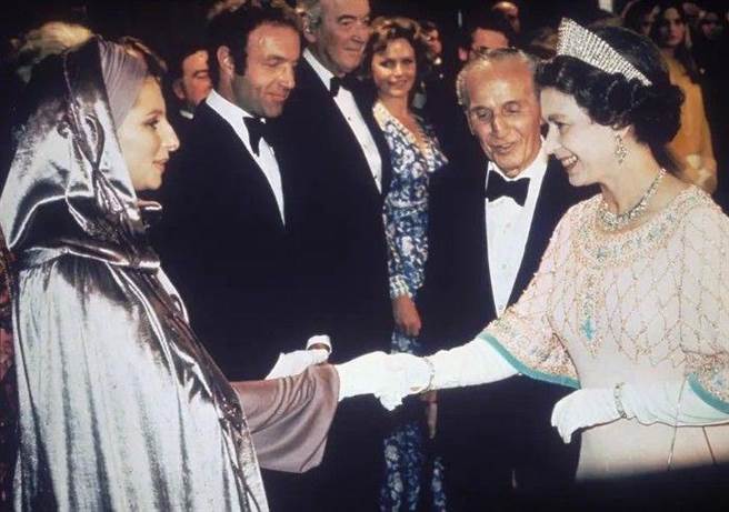 芭芭拉史翠珊也在社群媒體上曬出和女王握手的照片悼念。（摘自IG）