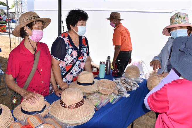 苑里镇农举办蔺草生活节，蔺草编织重镇新復社区推出蔺草织品摊位，吸引许多民眾。（谢明俊摄）
