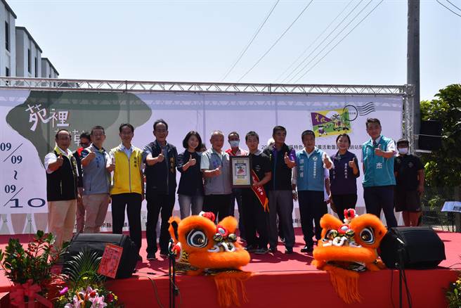 苑里镇农举办蔺草生活节，县长徐耀昌亲临主持开幕致辞，并颁奖表扬优良蜂农。（谢明俊摄）