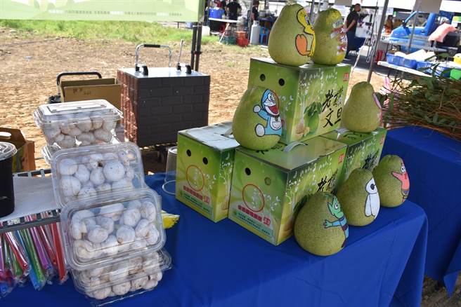 苑里镇农举办蔺草生活节，展售当地生产的洋菇。（谢明俊摄）
