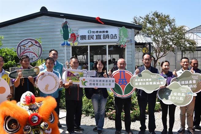 苑里镇农举办蔺草生活节，县长徐耀昌9日上午主持农民直销站揭幕。（谢明俊摄）