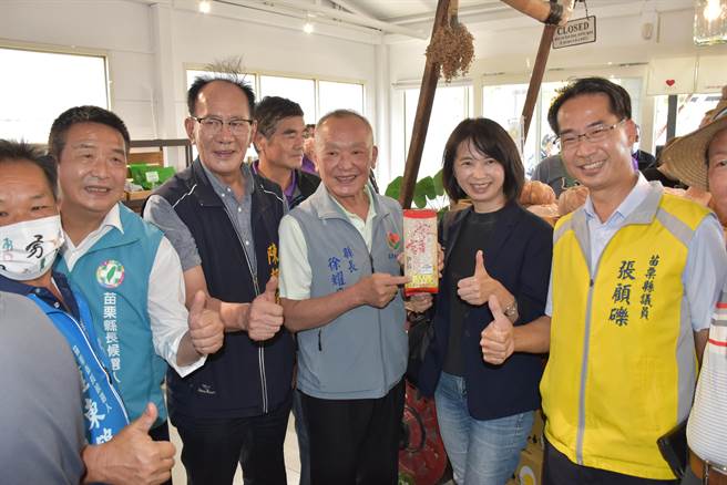 苑里镇农举办蔺草生活节，县长徐耀昌推荐苑里生产的冠军米台农籼22号。（谢明俊摄）