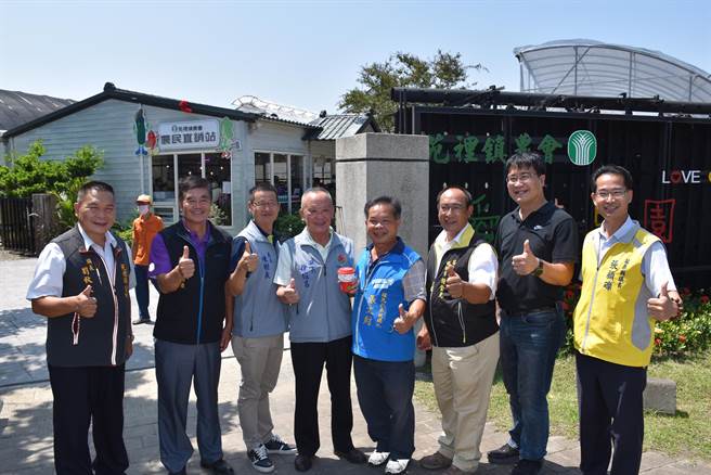 苑里镇农举办蔺草生活节，9日上午在农会经营的爱情农场热闹登场，县长徐耀昌欢迎大家来玩。（谢明俊摄）