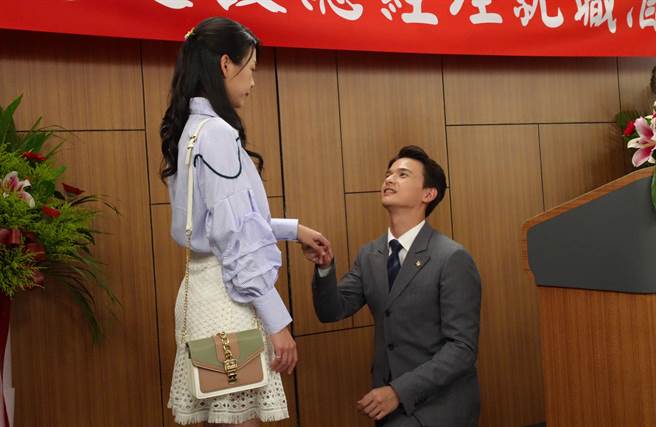 尹彦凯剧中对何蓓蓓追求攻势不断。（台视提供）