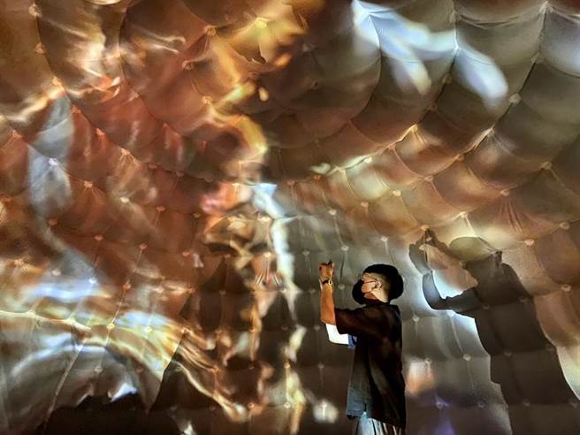 民眾拿手机拍下工作坊学员李键作品《质变 Qualitative Change》。（新北市文化局提供）