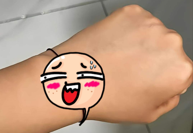 1名女网友收到男友送的金手炼，一看却发现中间的黄金要「放大」好多倍才看到，笑说「这难道是传说中的物轻情意重，不讲我都没看到」。（翻摄自脸书「爆废公社」）