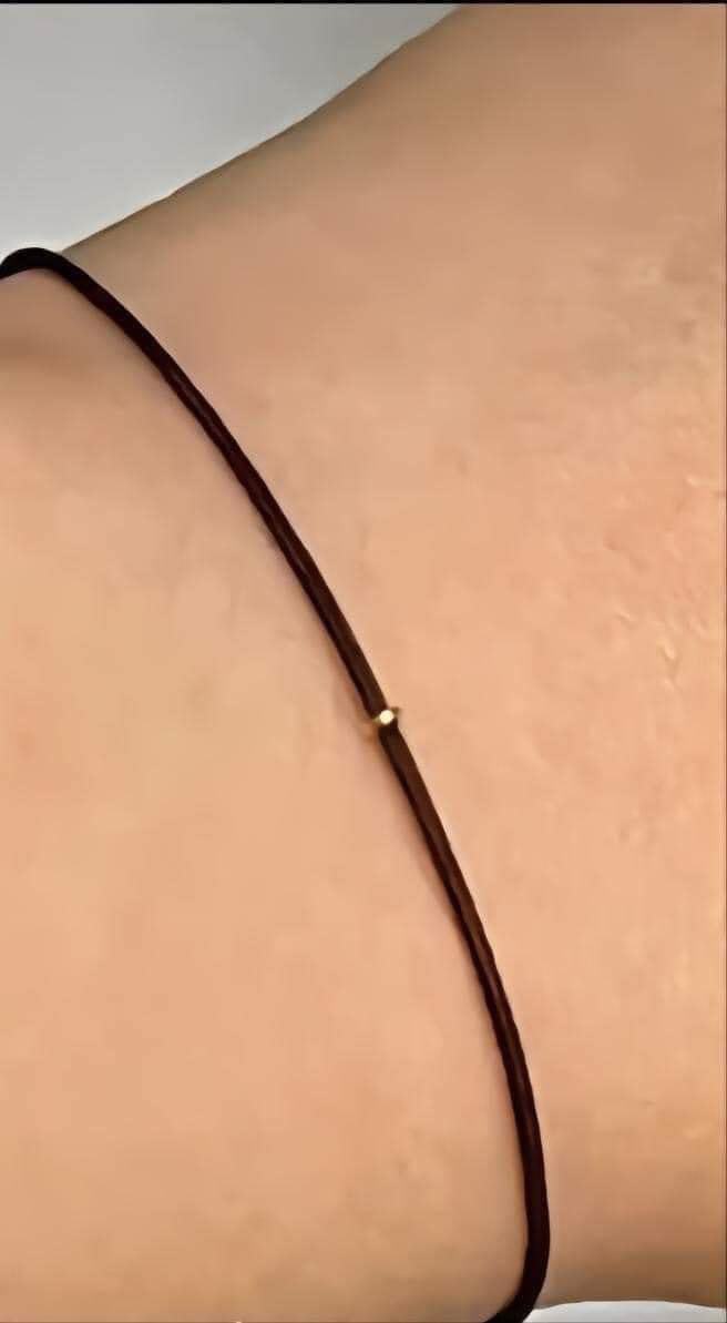 1名女网友收到男友送的金手炼，一看却发现中间的黄金要「放大」好多倍才看到，笑说「这难道是传说中的物轻情意重，不讲我都没看到」。（翻摄自脸书「爆废公社」）