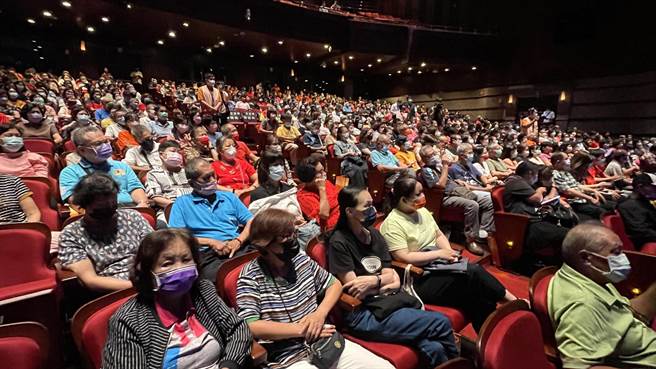 旺旺文教基金会、中国时报、中国电视和彰化县政府、员荣医疗体系等单位，９日下午在员林演艺厅举办「让奉献成为一种荣耀」公益演唱会；现场近千名志工参加。（吴敏菁摄）