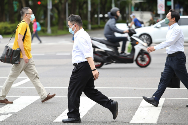 基本工資明年上路 Y民調出爐：34％民眾認為漲幅偏低。（示意圖/資料照/陳俊吉攝）