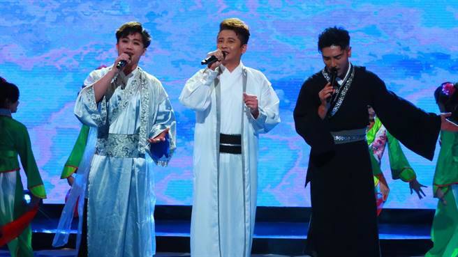 羅平（右）在《我愛冰冰Show》展現精湛唱功。（中視提供）