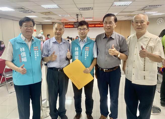 林儒旸（中）参选县议员，获南投县长林明溱（右二）鼎力支持。（廖志晃摄）