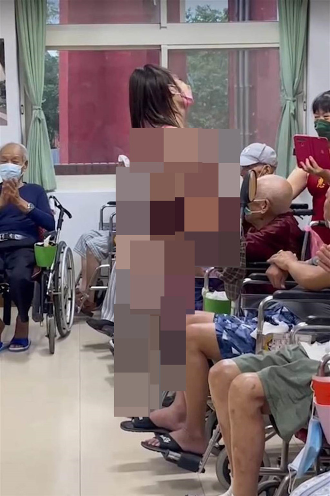 桃園榮家中秋活動請女舞者表演，過程中卻出現大跳艷舞、將榮家伯伯的手上在自己身上游移，尺度相當大，影片在網路上瘋傳引起爭議。（陳夢茹翻攝）