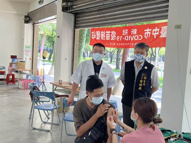 中秋连假3天，台中市医护人员仍继续接种服务，卫生局长曾梓展（后右）9日至文心森林公园疫苗接种站慰劳医护人员。（台中市卫生局提供／张妍溱台中传真）