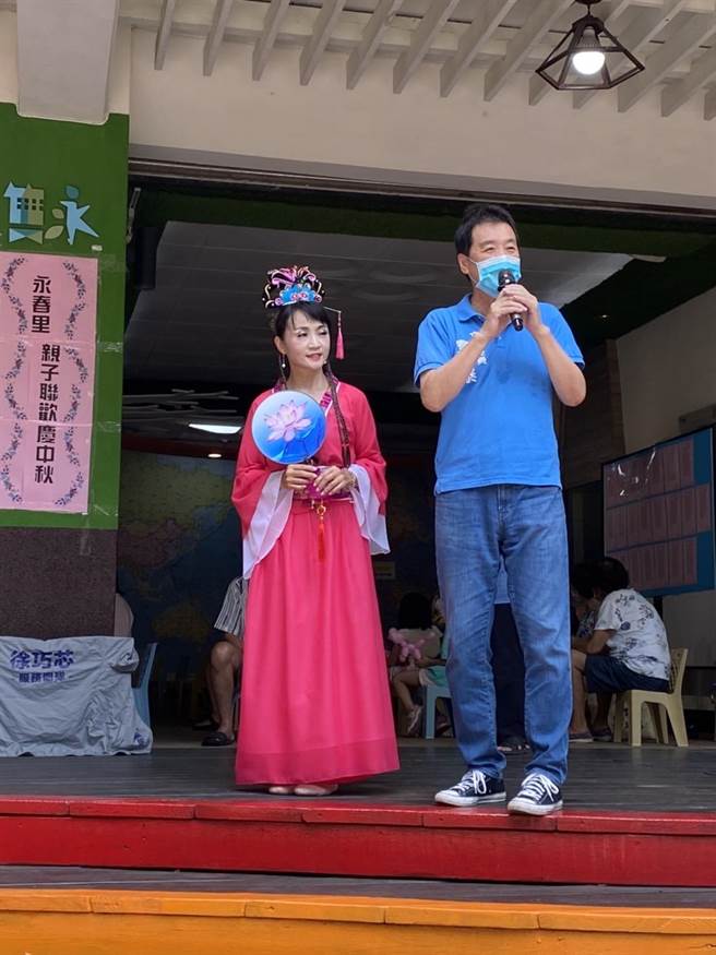 立委费鸿泰参加邻里中秋活动，遇见嫦娥姐姐。（费鸿泰提供）