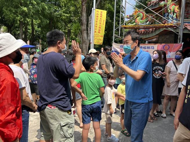 立委费鸿泰在中秋连假第一天参加不少邻里活动。（费鸿泰提供）