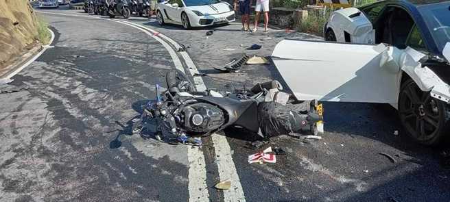 1名重机女骑士在行经弯道时，突然失控闯到逆向车道，撞击1辆白色蓝宝坚尼，女骑士当场被撞飞、腾飞翻滚数圈着地，事后昏迷倒在地上。（翻摄自脸书「重机车友❘各区路况天气、资讯分享中心」）