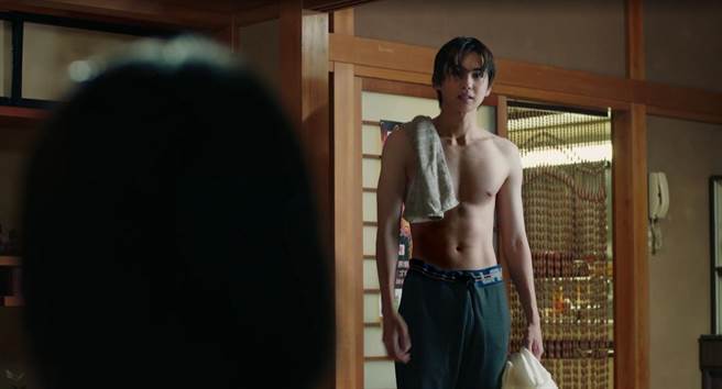 吉野北人在《魔法翻新》露出上半身肌肉。（翻摄自MyVideo）