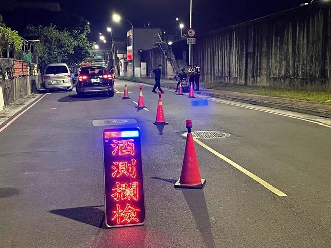 内湖分局在各重要路段加强执行取缔酒驾勤务。(翻摄照片／林郁平台北传真）