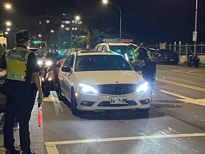 内湖分局在各重要路段加强执行取缔酒驾勤务。(翻摄照片／林郁平台北传真）