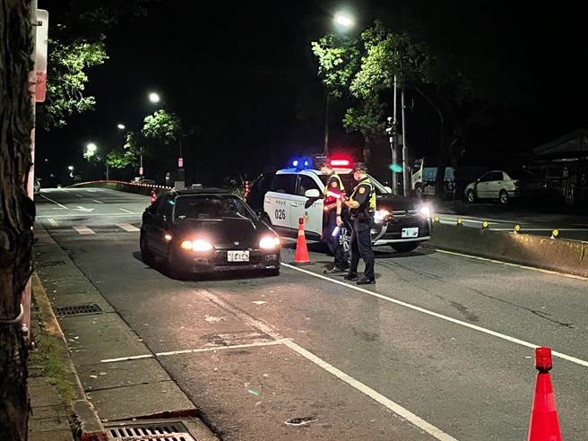 内湖分局在各重要路段加强执行取缔酒驾勤务。(翻摄照片／林郁平台北传真）