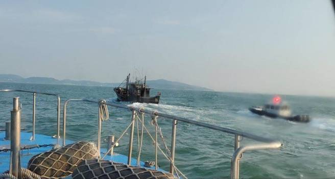 一艘大陆渔船进入马祖限制水域捕鱼，海巡警艇艇立刻前往拦截登检，将3名大陆船员及渔船押回福澳港。(戴志扬翻摄)