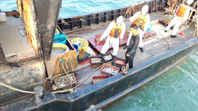 一艘大陆渔船进入马祖限制水域捕鱼，海巡警艇艇立刻前往拦截登检，将3名大陆船员及渔船押回福澳港。(戴志扬翻摄)