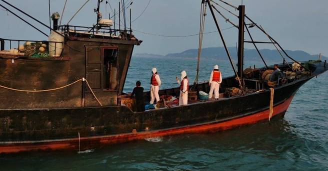 一艘大陆渔船进入马祖限制水域捕鱼，海巡警艇艇立刻前往拦截登检，将3名大陆船员及渔船押回福澳港。(戴志扬翻摄)