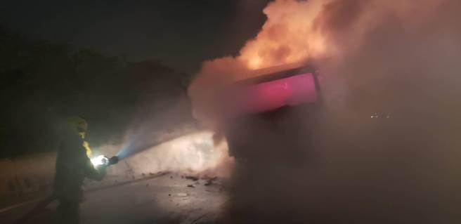 警消到场时车辆已全面燃烧。（民眾提供／李俊淇台南传真）