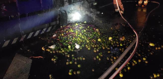 起火货车上载着水果。（民眾提供／李俊淇台南传真）