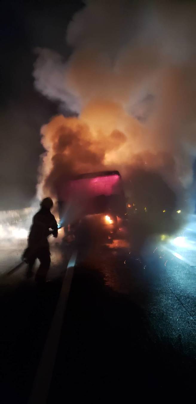 国道1号南下295公里处，今（9）天晚上8时许，发生一起火烧车事件。（民眾提供）