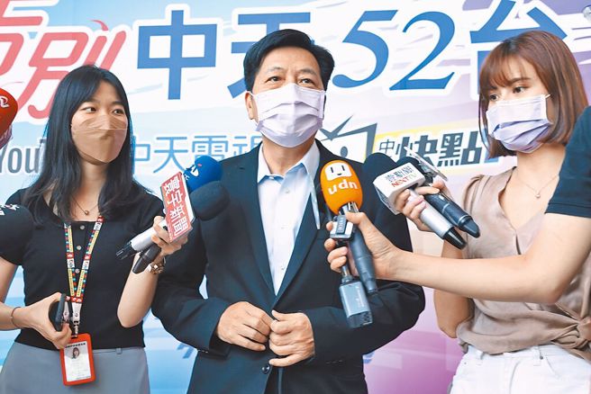 民进党针对前立委郑宝清（中）违纪参选桃园市长，决议开除党籍，郑宝清表示是「乞丐赶庙公」。（杜宜谙摄）