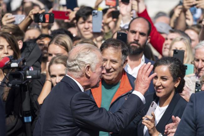 查爾斯三世 與民眾互動，民眾熱烈地說天佑國王。(圖/路透社)