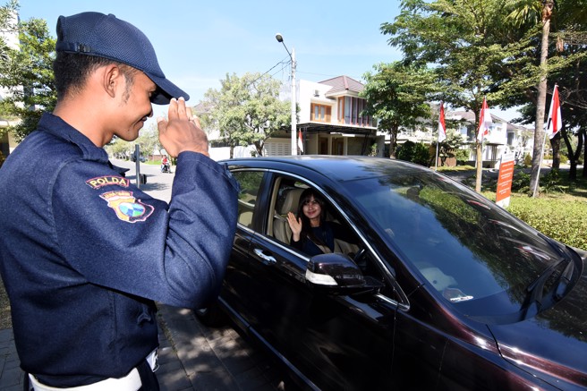 女子小在自家社區遭1名男保全搭訕，男子說「肚子好大」並一把摸了她的肚子，接著又說「胸部很挺」並直接襲胸，她控告男子與其保全公司督導不周。（示意圖，達志影像/shutterstock）
