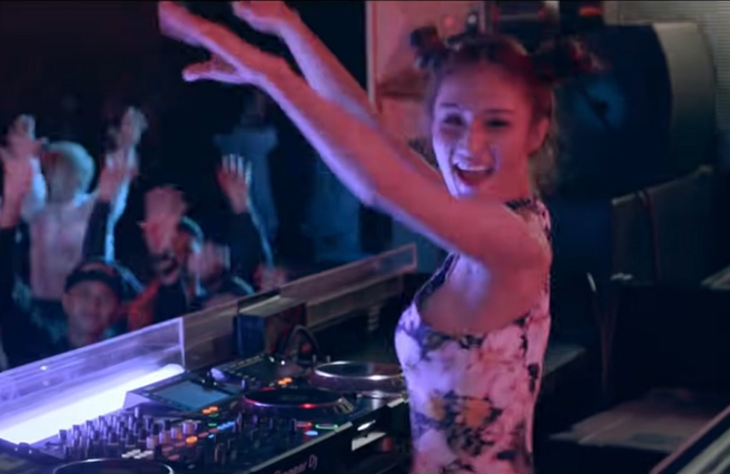 林佩佩过去因为拍周董〈Now You See Me〉MV爆红。(图/ 摘自周杰伦〈Now You See Me〉MV)