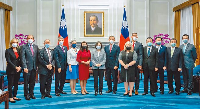 蔡英文总统8日接见「美联邦眾议院军事委员会『情报暨特种作战』小组副主席莫菲访问团」。（总统府提供）