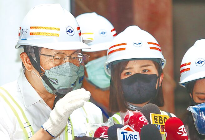 对内政部长徐国勇一开始护航张贴「笑死」贴文的小编，结果7日晚间贴文仍删除一事，台北市长柯文哲8日视察万大线加蚋站时表示，「所以现在就真的笑死了嘛！」（邓博仁摄）