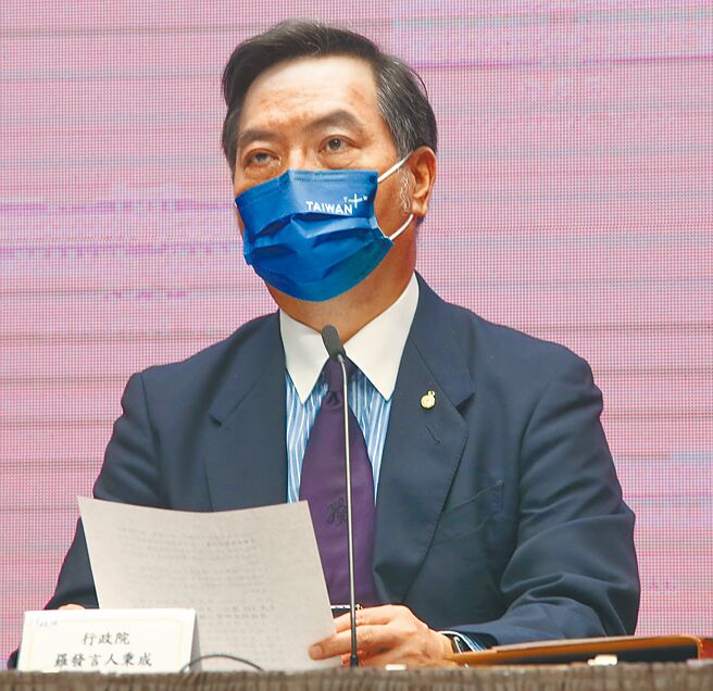 行政院发言人罗秉成8日在院会会后记者会上表示，院长苏贞昌已经核基本工资调涨案，明年元旦正式生效。（陈君玮摄）
