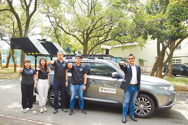 中央大学土木系主任陈世晃（右一）率领团队研发的新型铺面状况调查车「富玉攻顶一号」，为台湾的道路铺面检测技术跨出一大步。（中央大学提供／李侑珊台北传真）