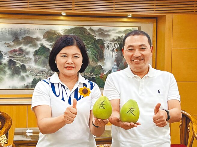 云林县长张丽善（左）将邀新北市长侯友宜（右）南下云林，可望带动一波选情。图为张丽善日前北上拜会侯友宜，推广云林文旦。（云林县政府提供／张朝欣云林传真）