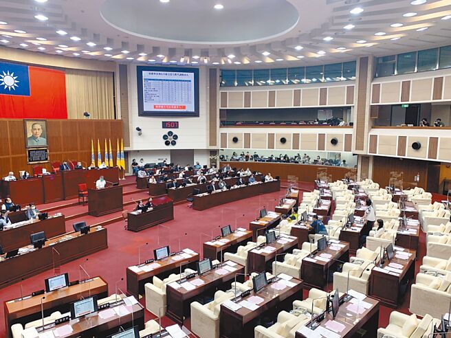 台北市政府动支第二预备金8000余万办理城市博览会，挨批拿「救命钱」宣传政绩，蓝绿议员8日再控，城博会竟将1300万预算分散「藏」在19个局处，甚至索取民间团体个资要求动员参加。（黄婉婷摄）