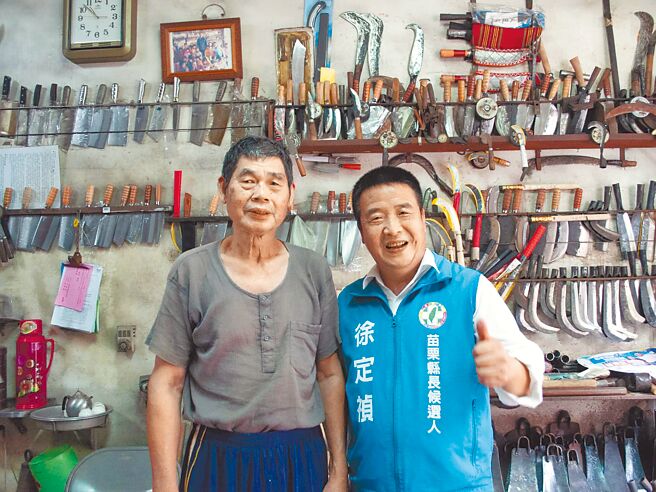 民进党苗栗县长参选人徐定祯走访西湖老街百年打铁店铺，他盼上任后推广文化观光，带动地方经济、观光与文化产业。（徐定祯竞选团队提供／李京升苗栗传真）