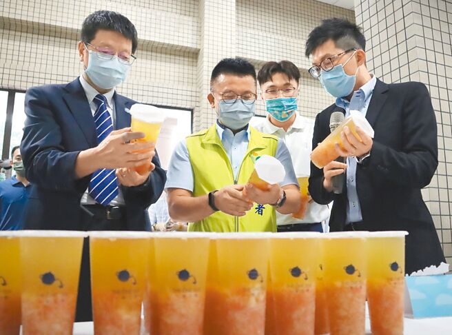 在农业委员会农粮署辅导下，嘉义大学食品科学系在兰潭校区正式成立柚子研究中心，8日也同步展出手摇饮业者搭配时令季节新鲜果肉的成品。（吕妍庭摄）